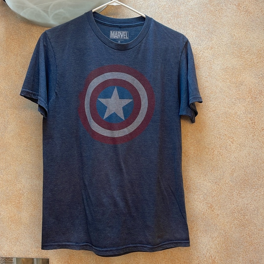 Boy/girl Marvel Captain America tee shirt, size medium